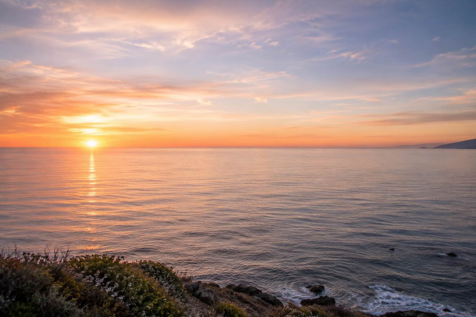 A wide open ocean horizon at sunrise